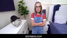 Riproduci Sistaboo - piccola sorellastra bionda adolescente scopata dal fratellastro sul divano di famiglia pov - dakota burns, nicky ribelle