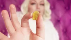 Abspielen Asmr heißes video – teddybären essen (arya grander)