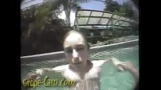 再生 アスペンは水中でそれを取得します-fumble-cam.comで彼女のトーマスモア