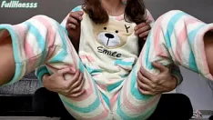 Abspielen Stiefvater neckt seine kleinen titten und seine rasierte muschi im pyjama