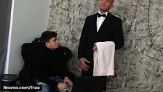 Riproduci (simon best) cavalca il cazzo duro del suo maggiordomo (denny chris) finché non si scarica sulla faccia - bromo