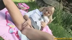 Jouer La jeune étudiante kimmy caresse son entaille