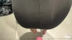 Riproduci La mia ragazza si arrapa nel centro commerciale e io la scopo nel bagno pubblico