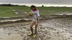 Jouer Un entraînement de football boueux puis j'ai jeté mon short et ma culotte (wam)