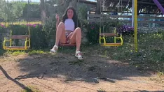 Reproducir Chica mala enojada mientras montaba en el columpio