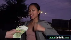 Jouer Beauté asiatique au corps chaud ramassé pendant le jogging et baisée (mai thaïlandais)