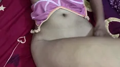 Jouer Collège fille chaude très belle masturbation cornée et doigté dans sa chatte humide juteuse poilue en gros plan
