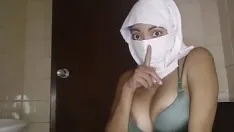 Reproducir Real cachonda árabe musulmana islam esposa puta se masturba chorros coño en silencio mientras el marido está lejos