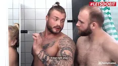 تشغيل قرنية نزل - كبير juggs stepis (ملاك wicky) الملاعين اثنين من الديكة في الحمام بعد غسلها العصير twat