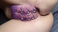 Reproducir Coño perforado peludo de color púrpura recibe un chorro de fisting anal