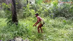 Reproducir El afortunado chico de la jungla se folla a una doncella cachonda en un pueblo en algún lugar de África