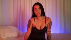 Reproduzir Garota latina se masturba para provocar o pai amigo