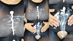 Reproduzir Eu brinco com chantilly em um body de náilon e tomo banho depois)