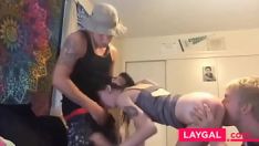 Jouer Petite amie amateur à trois suce une bite d'étranger - ero24.tk