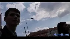 播放 轴进入一个兴奋的黑发青少年的阴部