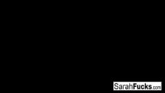 Abspielen Der tätowierte blonde Pornostar Sarah Jessie masturbiert unter der Dusche
