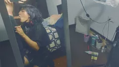 Abspielen Zierliches Gothic-Girl wird gefickt und mit Sperma bedeckt