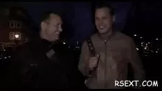 Abspielen Das enge Baby wird besiegt, saugt ein und bops in einer Reihe von Set-Downs
