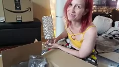 再生 赤毛の熟女がエッチなファンからのエッチなアマゾンギフトを開封