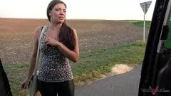 Riproduci Big Babe si fa violenta e cruda in una finta scopata pubblica in taxi