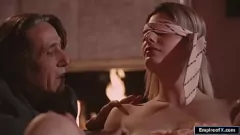 Afspelen Ervaren pornoster Steve Holmes geeft mondelinge geneugten aan Petite Blonde Nella Jones