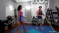 Reproducir Ebony Black Nadia Jay Ravages White Yoga La gran polla del conserje en intenso encuentro interracial