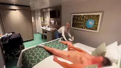 Reproducir Atrapado masturbándose: la recepcionista del hotel se mueve de la polla de Stranger durante el servicio de habitaciones