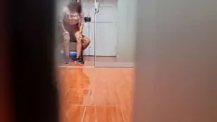 Reproduzir Spy Cam captura o secretário da Universidade Argentina Sexy em minissaia