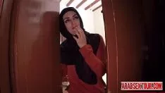 चलाएँ अरेबियन स्कर्ट उसकी किटी-बिल्ली को उसके एम्बॉस के बड़े साशा से सूज जाती है