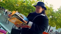 Redare Bruneta dolofană cu fundul uriaș e de rahat și călărește pula mare