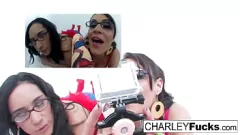 Abspielen Brünette Lesbenpornostar Charley Chase in intimen Muschi & Oral -Sex -Szene mit Dildo Cam