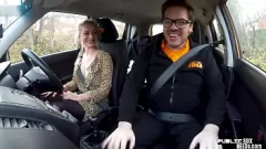 Abspielen Vollbusige Fahrstudent bekommt öffentliches Auto Fickasm