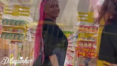 播放 瘦女同性恋堂兄在公共场合狂热：舔猫和业余高潮