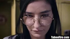 Putar Lesbian remaja berambut cokelat mungil membalas dendam dengan kesibukan dan scissoring panas