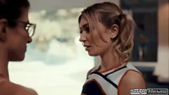 Jouer La pom-pom girl partage le mari de Milf en trio intense