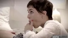 播放 欲火中烧的男人与穿着内衣的丰满黑发熟女欺骗他的妻子