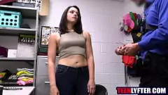 Reproduzir Ladrão de lojas moreno travesso com peitos minúsculos é espancado por um policial de uniforme de shopping