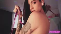 Riproduci Gia Baker ti prende in giro con la sua lingerie prima di uno spettacolo di masturbazione con dildo