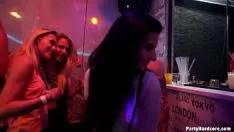 Abspielen Heißer Laien bekommt Arsch und Titten von Striptease in einer politischen Party freigelegt. Sie reißt und osculatees Saami Striptease in einer anderen politischen Partei