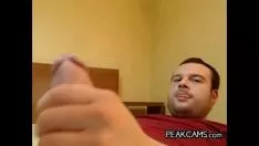 Reproduzir Animado procurando pés sobre saia