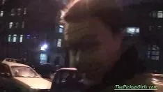 播放 黑发 俄罗斯 小姐 plunked 和 获得 奠定了