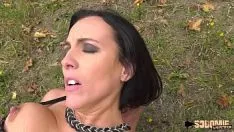 Riproduci Fresco bruna milf inculata all'esterno