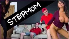 Reproducir Spangbros - la madre de la banda de sam bourn, ava koporn, se somete a una verificación de la situación