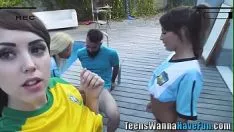 Играть Реальное количество подростков словесно опрыскивают